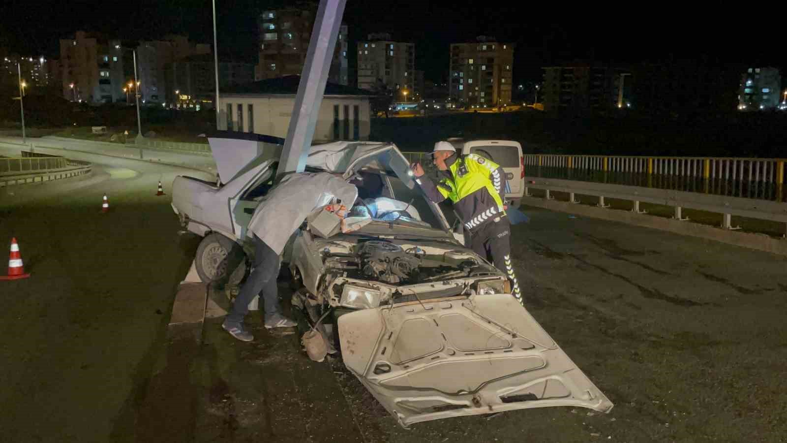 Otomobil aydınlatma direğine çarptı: 1’i ağır, 2 yaralı 9 otomobil aydinlatma diregine carpti 1i agir 2 yarali 5 LEv9mgjl