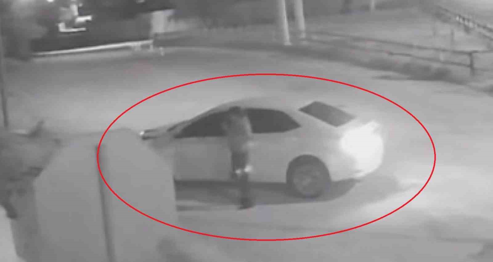 Otomobil bahçe duvarına çarptı: O anlar kamerada 6 otomobil bahce duvarina carpti o anlar kamerada 2 cmIOcrEw