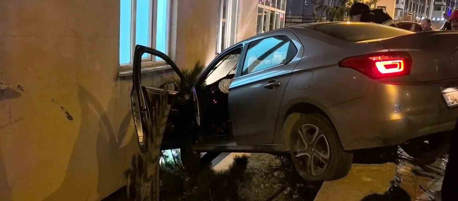 otomobil bahce duvarinda asili kaldi 0 G5iEp17l