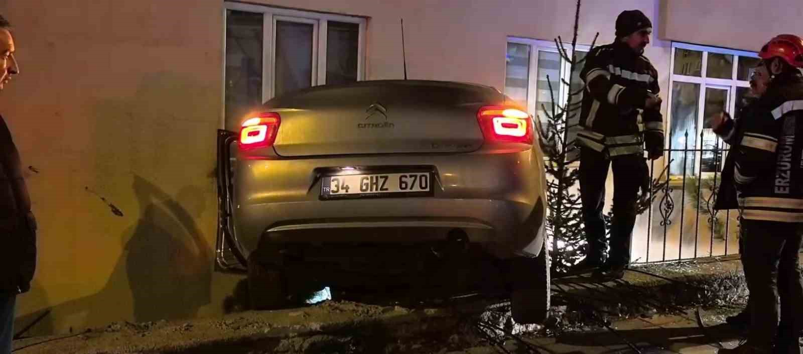 otomobil bahce duvarinda asili kaldi 1 U3d8cC4h