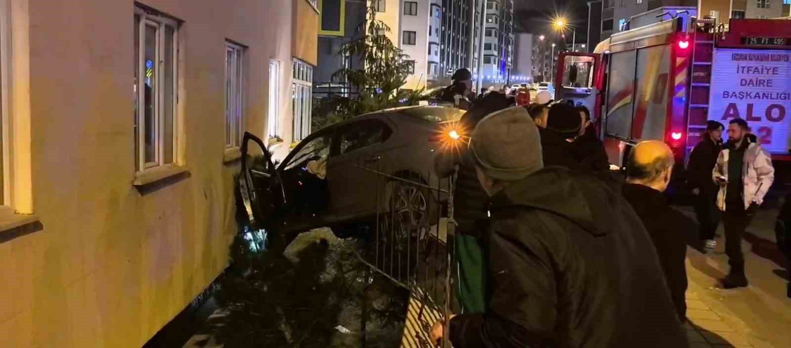 otomobil bahce duvarinda asili kaldi 2 YTrKE3hc