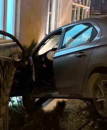 otomobil-bahce-duvarinda-asili-kaldi-iXGMCt7g.jpg