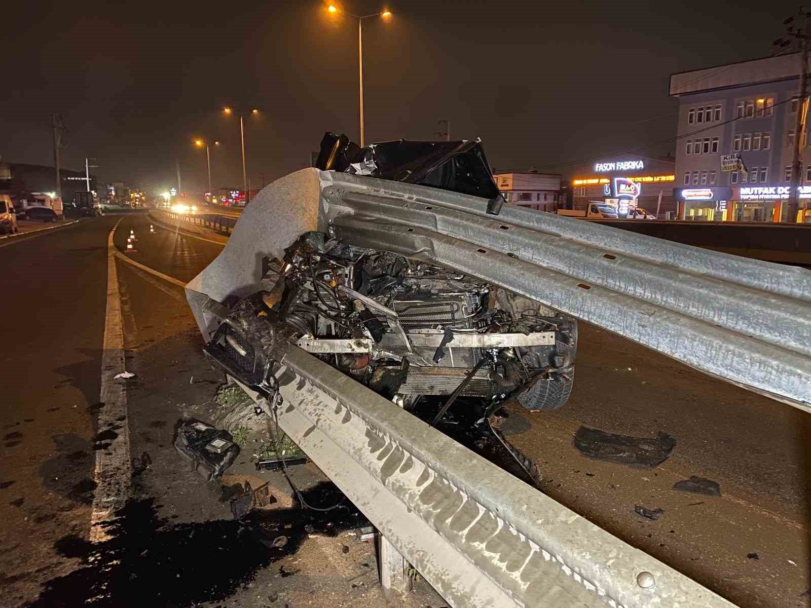 otomobil bariyere saplandi surucu yara almadan kurtuldu 1