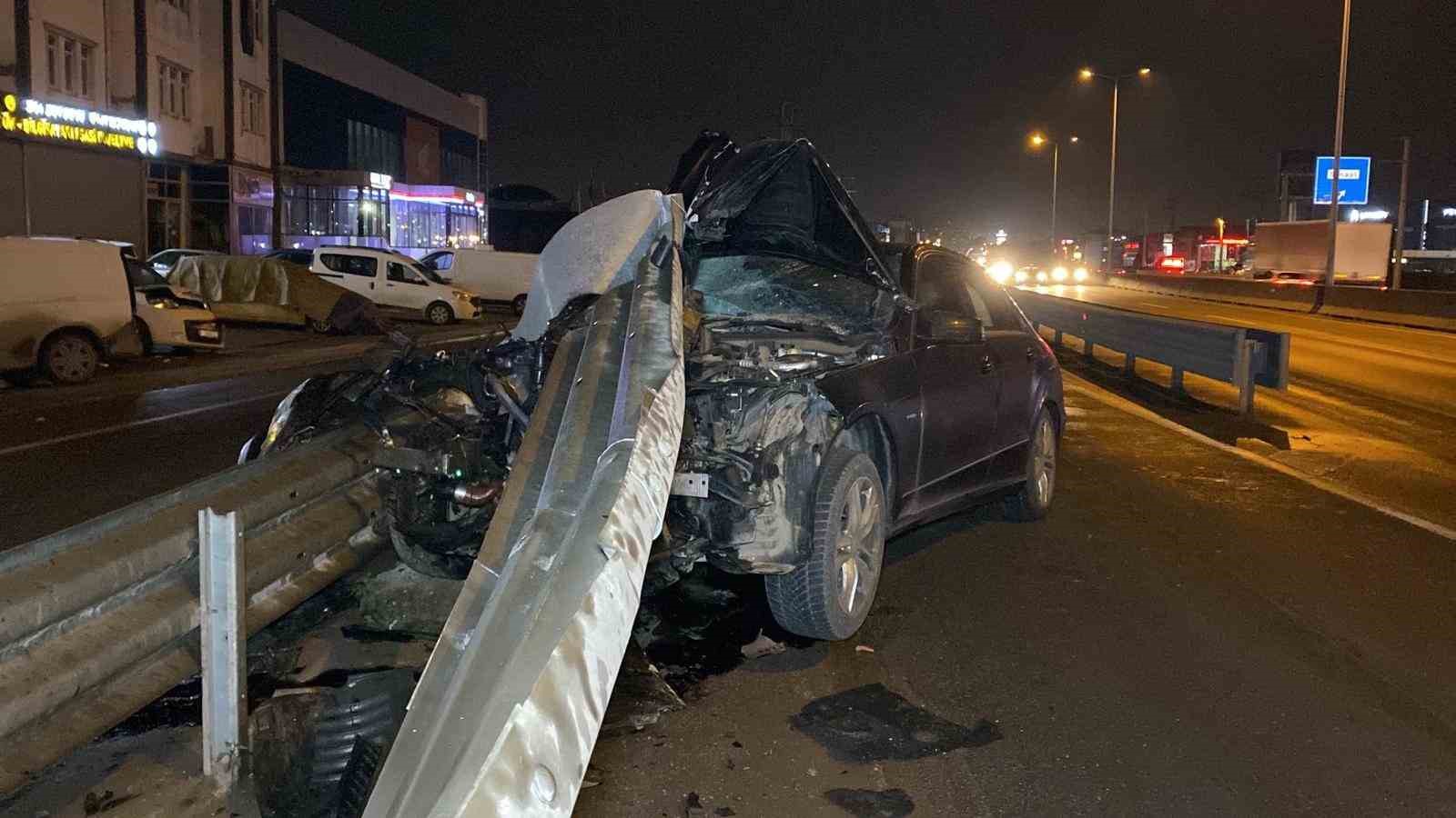 otomobil bariyere saplandi surucu yara almadan kurtuldu 2 bDVuuQzW