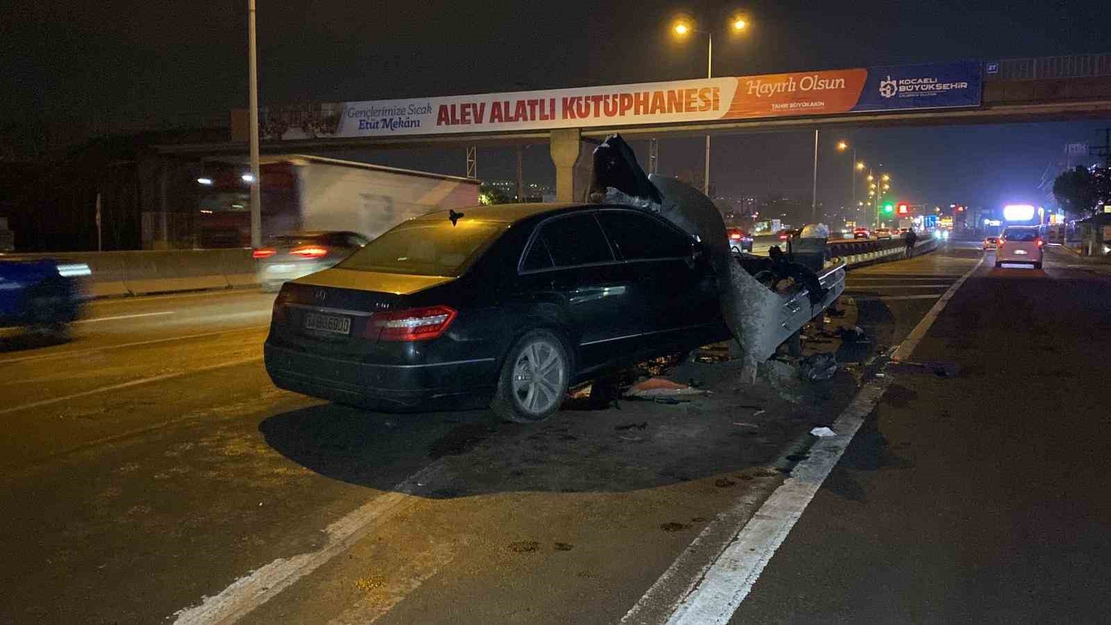 otomobil bariyere saplandi surucu yara almadan kurtuldu 3