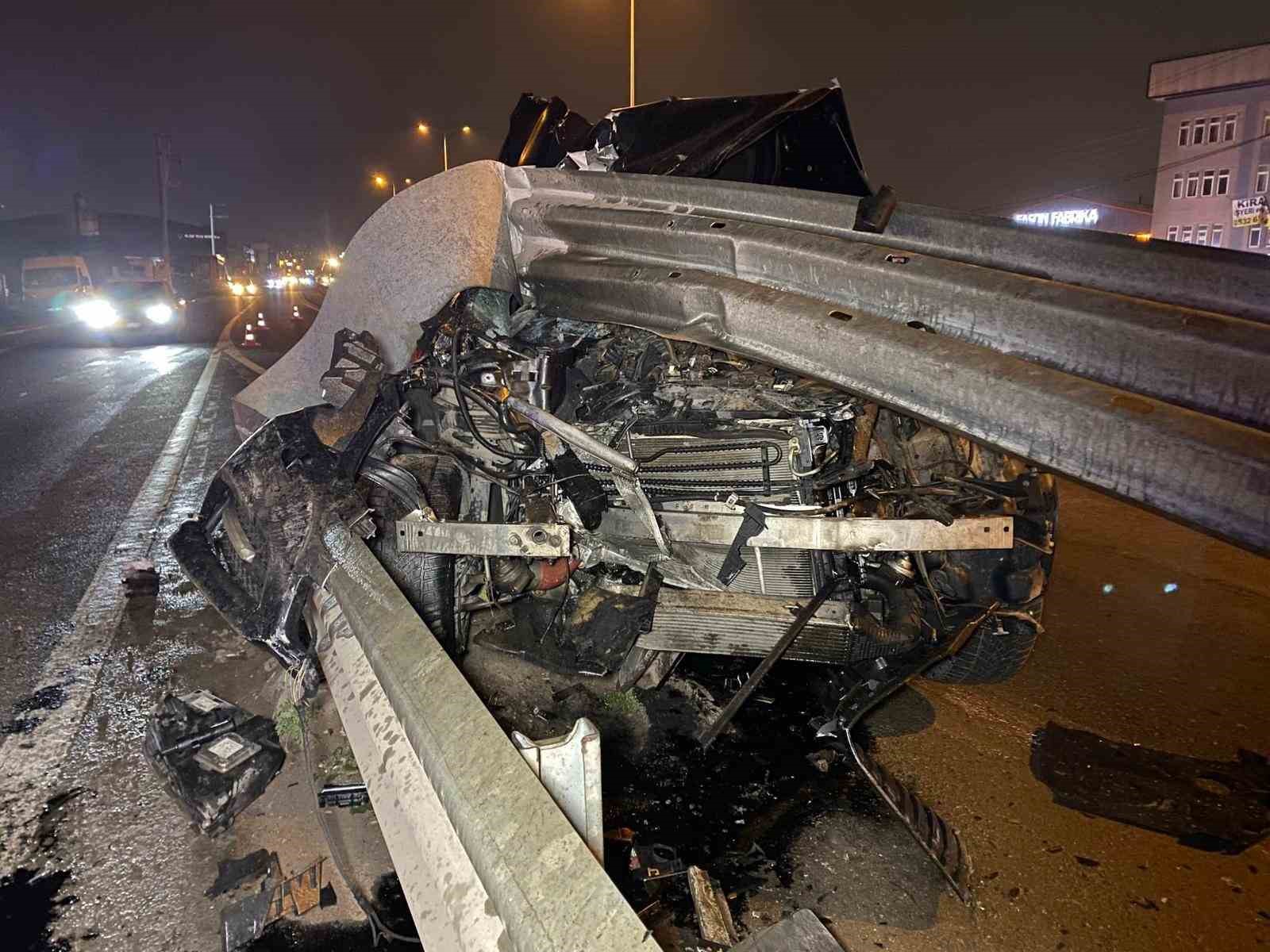 otomobil bariyere saplandi surucu yara almadan kurtuldu 4 dXlJMzZF