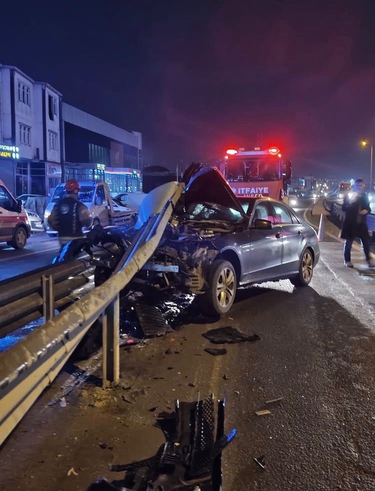 otomobil bariyere saplandi surucu yara almadan kurtuldu 6 E1G4kt6V