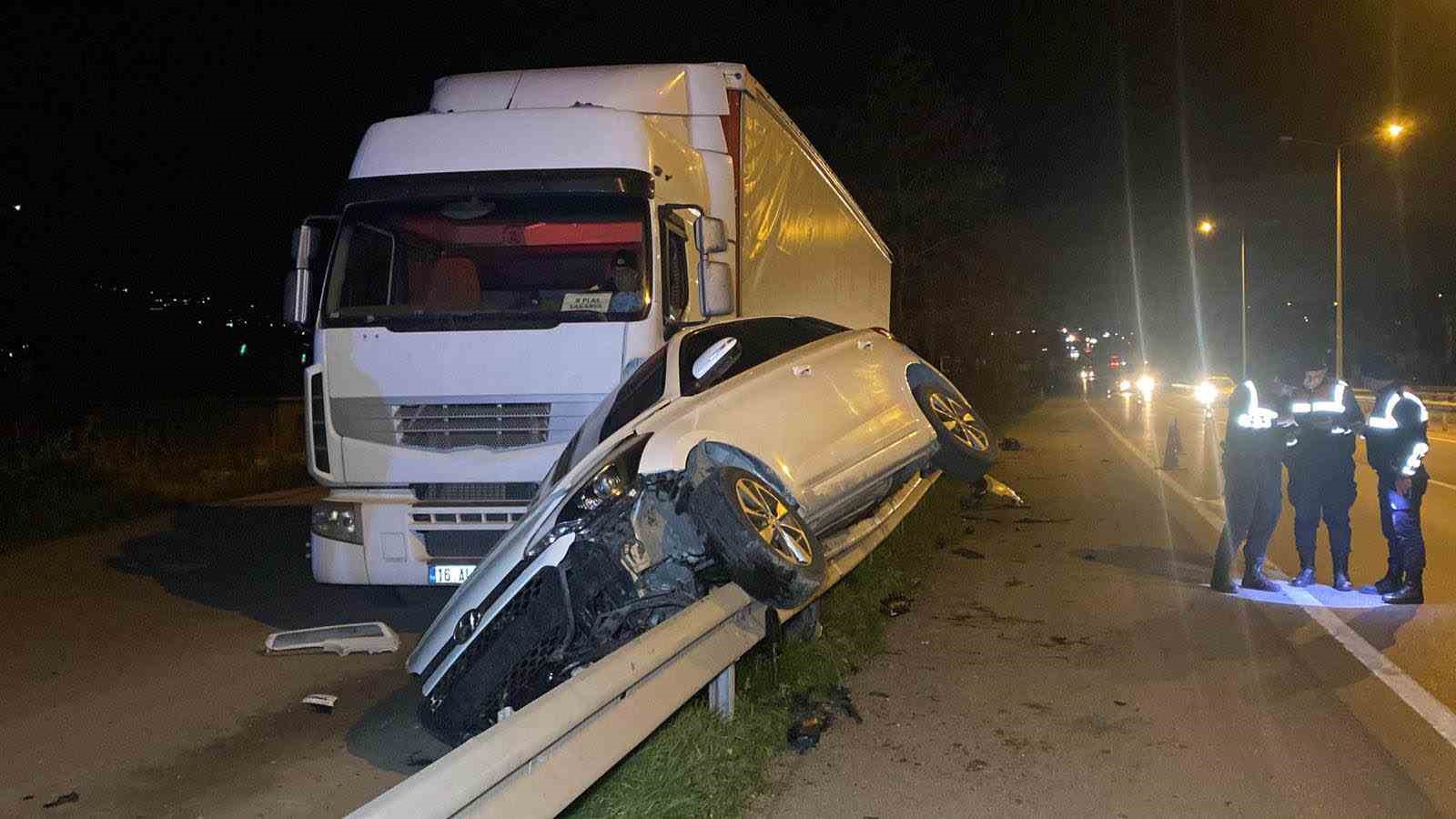 otomobil bariyerlerde 15 metre suruklenerek tira carpti 4 yarali 0 Vva38WhL