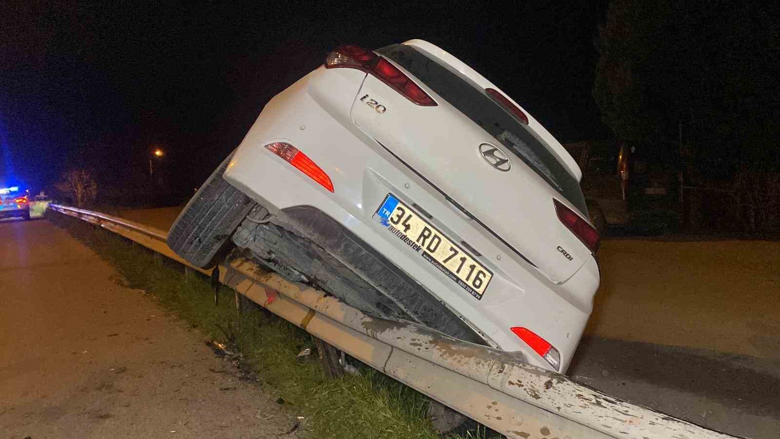 otomobil bariyerlerde 15 metre suruklenerek tira carpti 4 yarali 2 gkZ92tWs