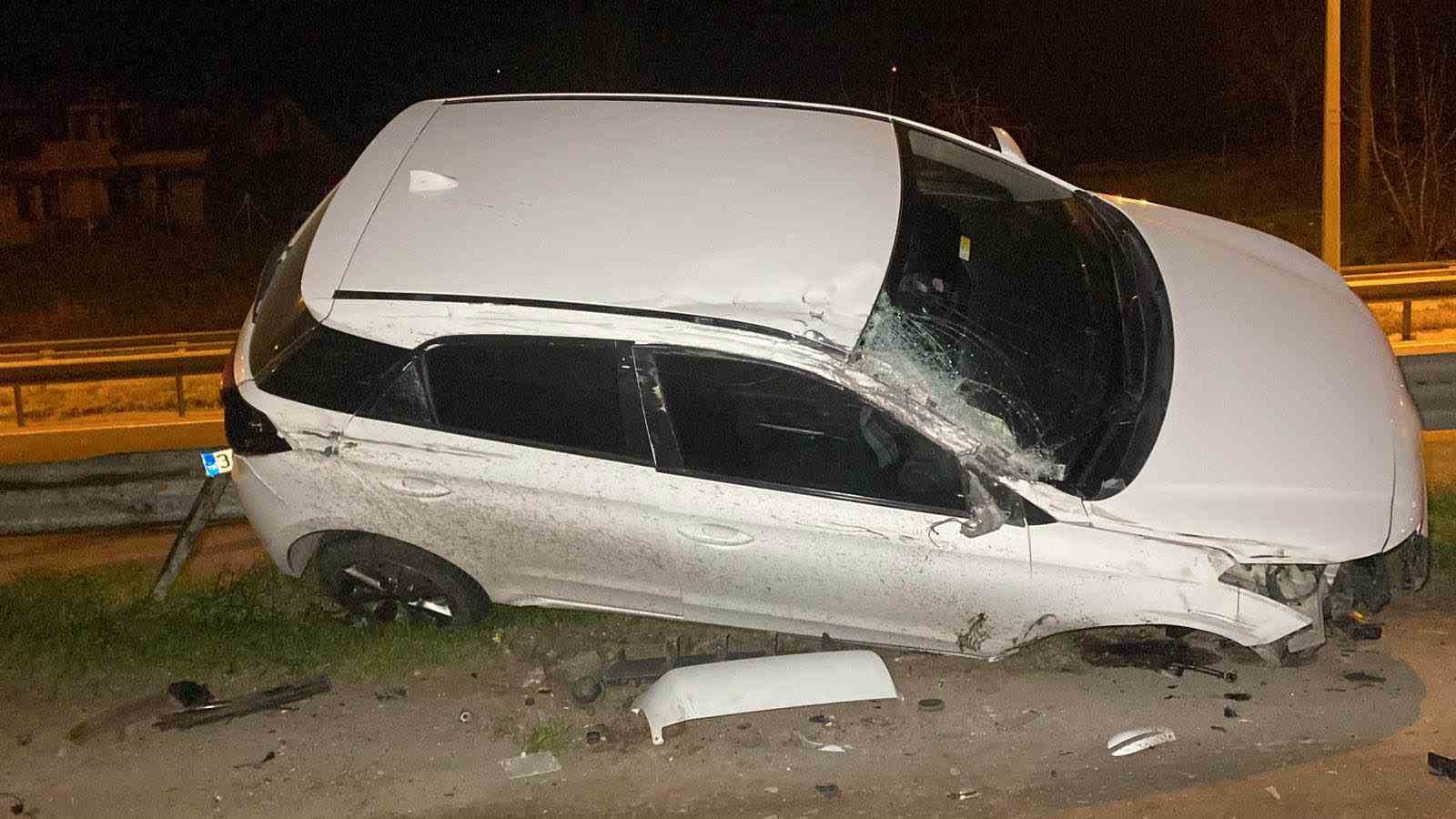 otomobil bariyerlerde 15 metre suruklenerek tira carpti 4 yarali 3 vmnbyqhF