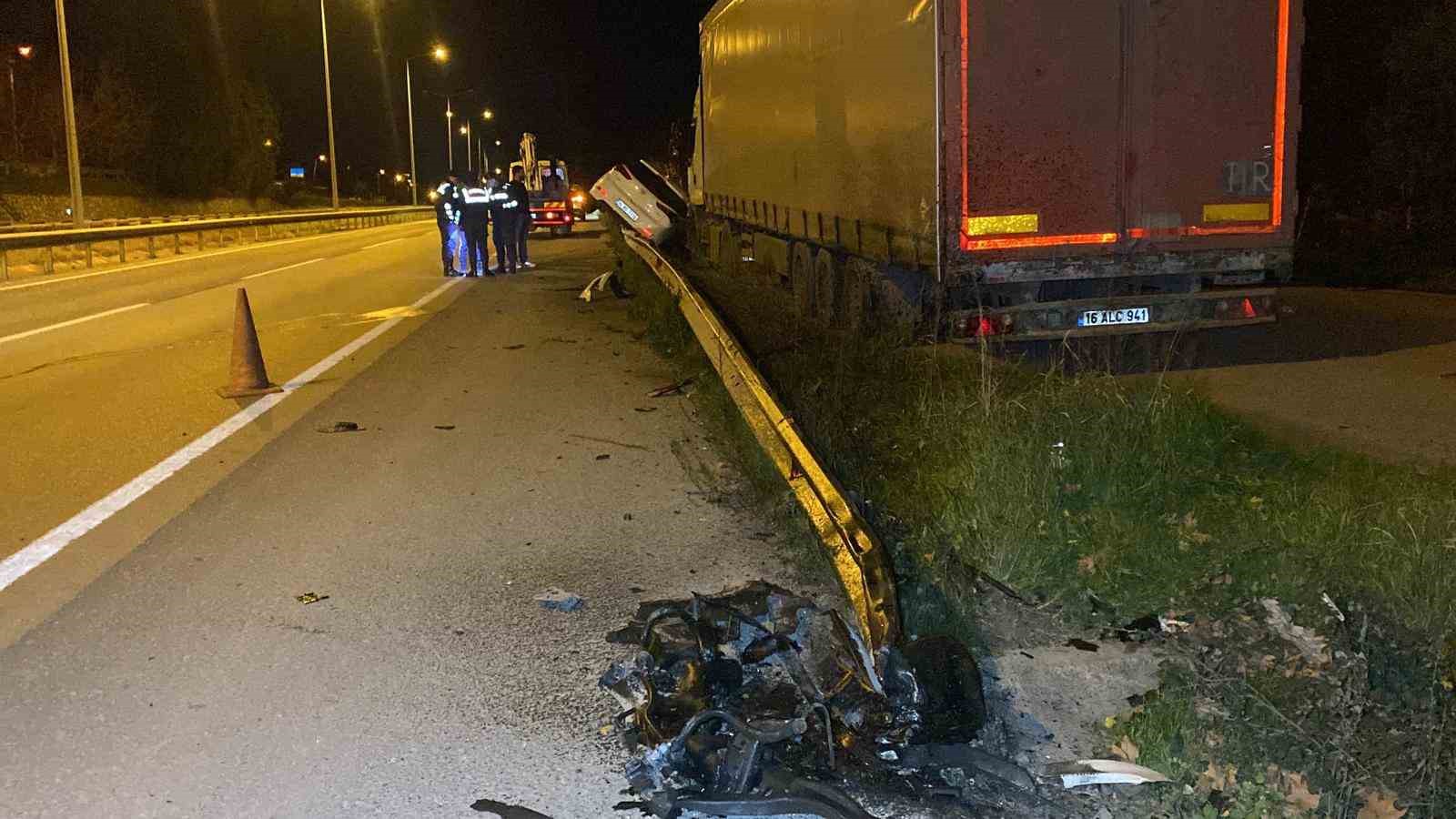 otomobil bariyerlerde 15 metre suruklenerek tira carpti 4 yarali 4 2E7rQIWB