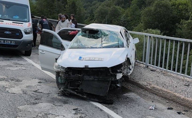 Otomobil bariyerlere çarptı: 5 yaralı 4 otomobil bariyerlere carpti 5 yarali 0 N37FHlcJ