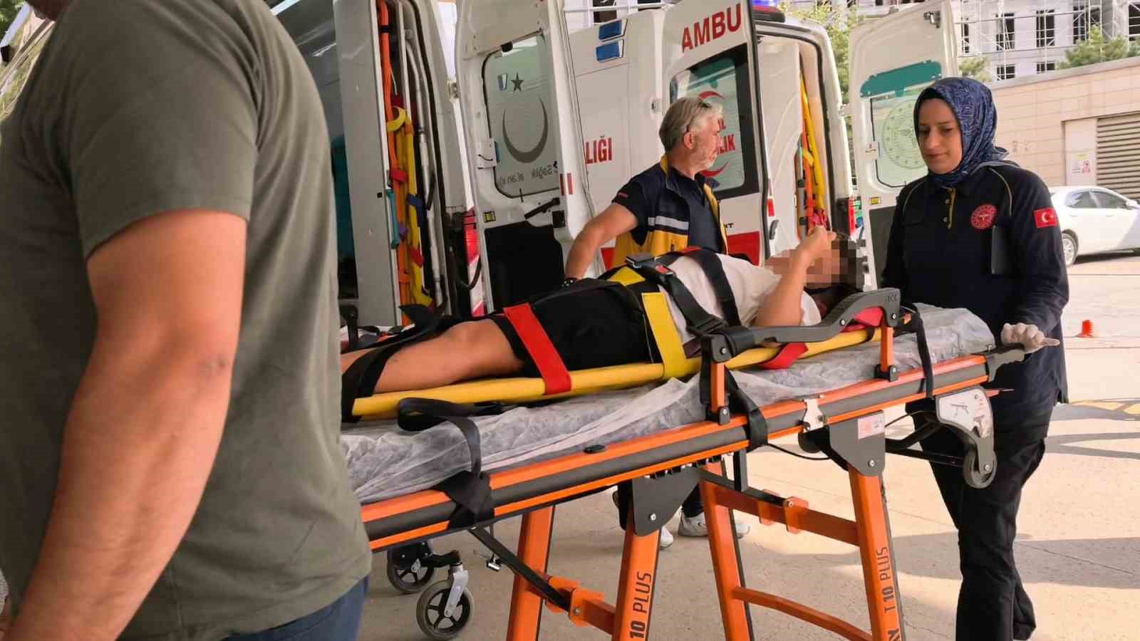 Otomobil bariyerlere çarptı: 5 yaralı 5 otomobil bariyerlere carpti 5 yarali 1 SR47jazh