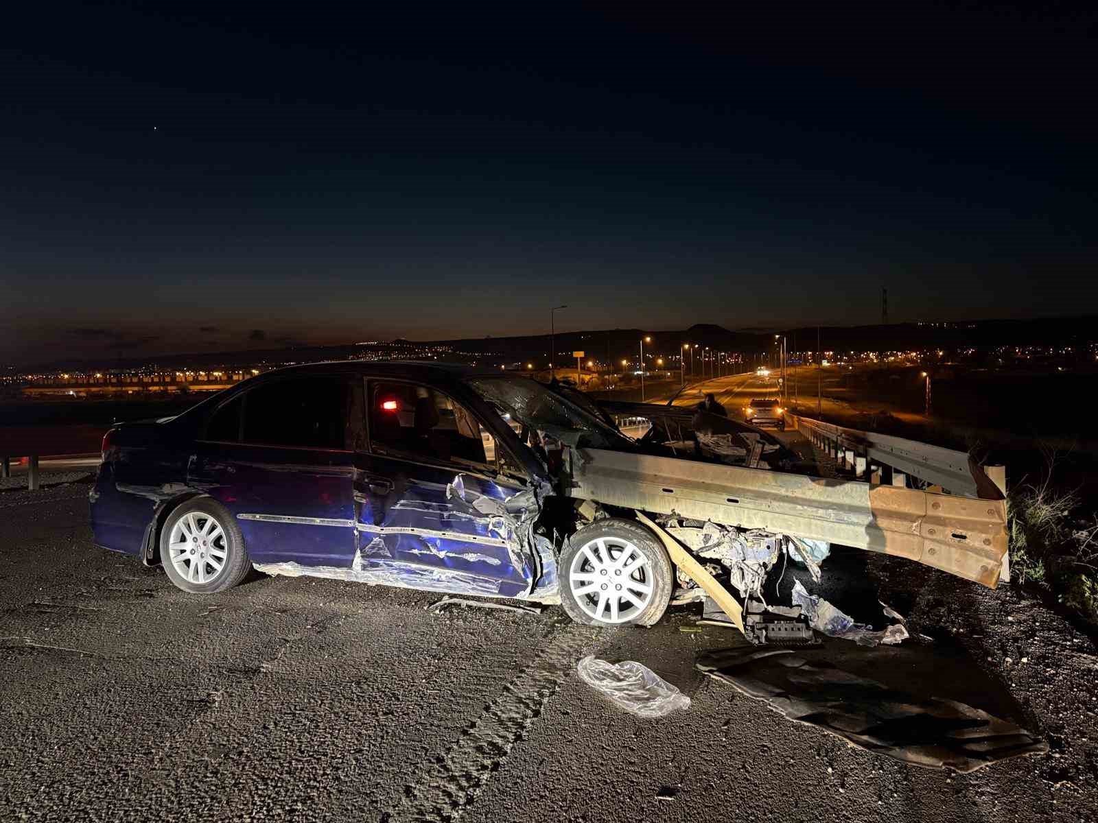 otomobil bariyerlere ok gibi saplandi 1 agir yarali 1 MzMqFGUU