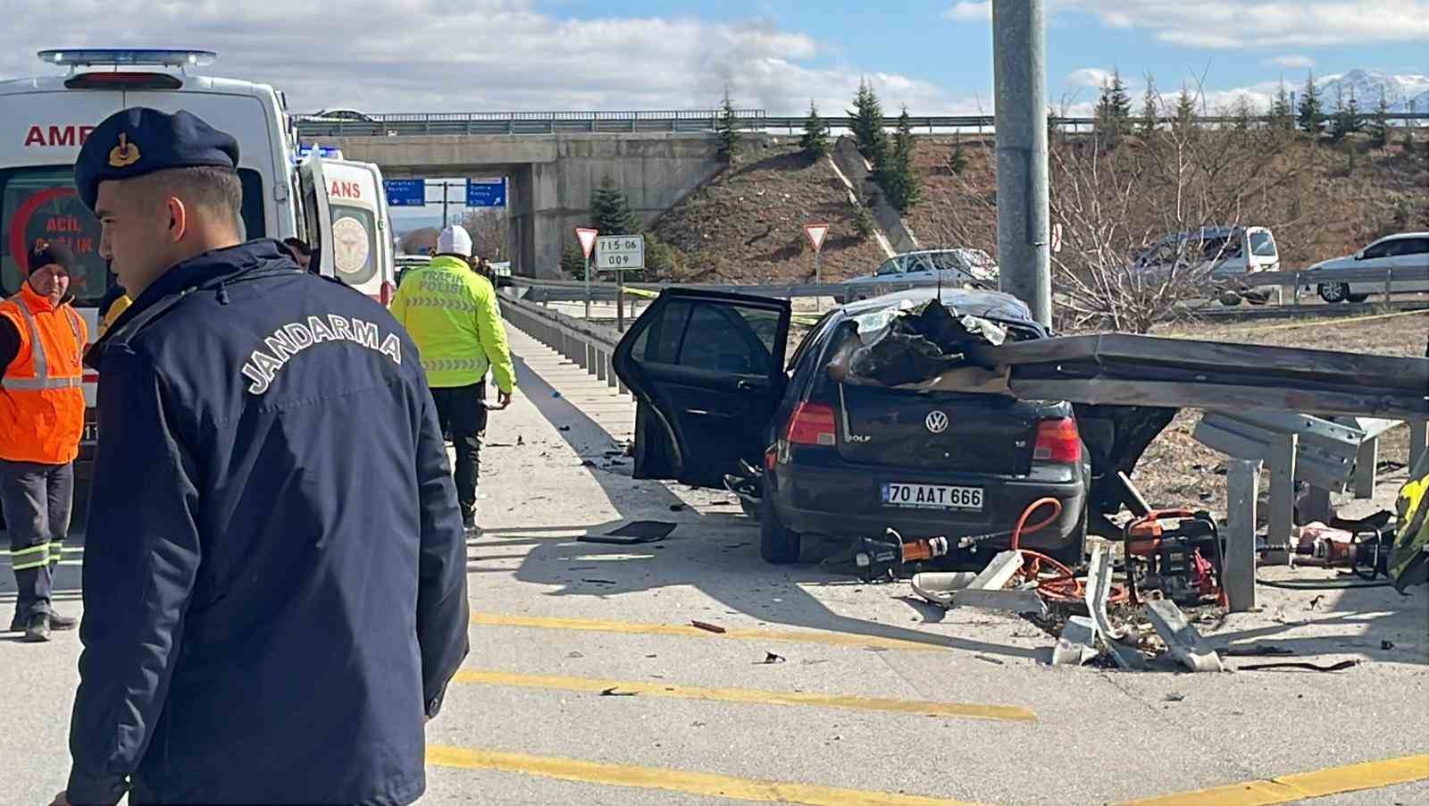 otomobil bariyerlere ok gibi saplandi anne ve baba oldu kiz cocuklari yaralandi 1 QURfAMw7