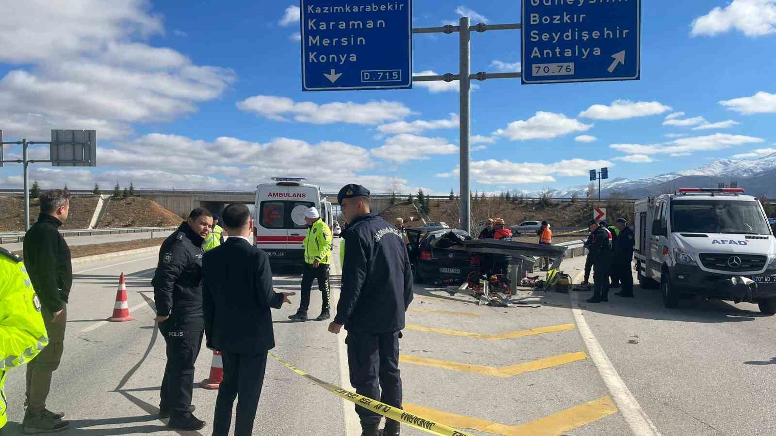 otomobil bariyerlere ok gibi saplandi anne ve baba oldu kiz cocuklari yaralandi 2 jipSDpVS