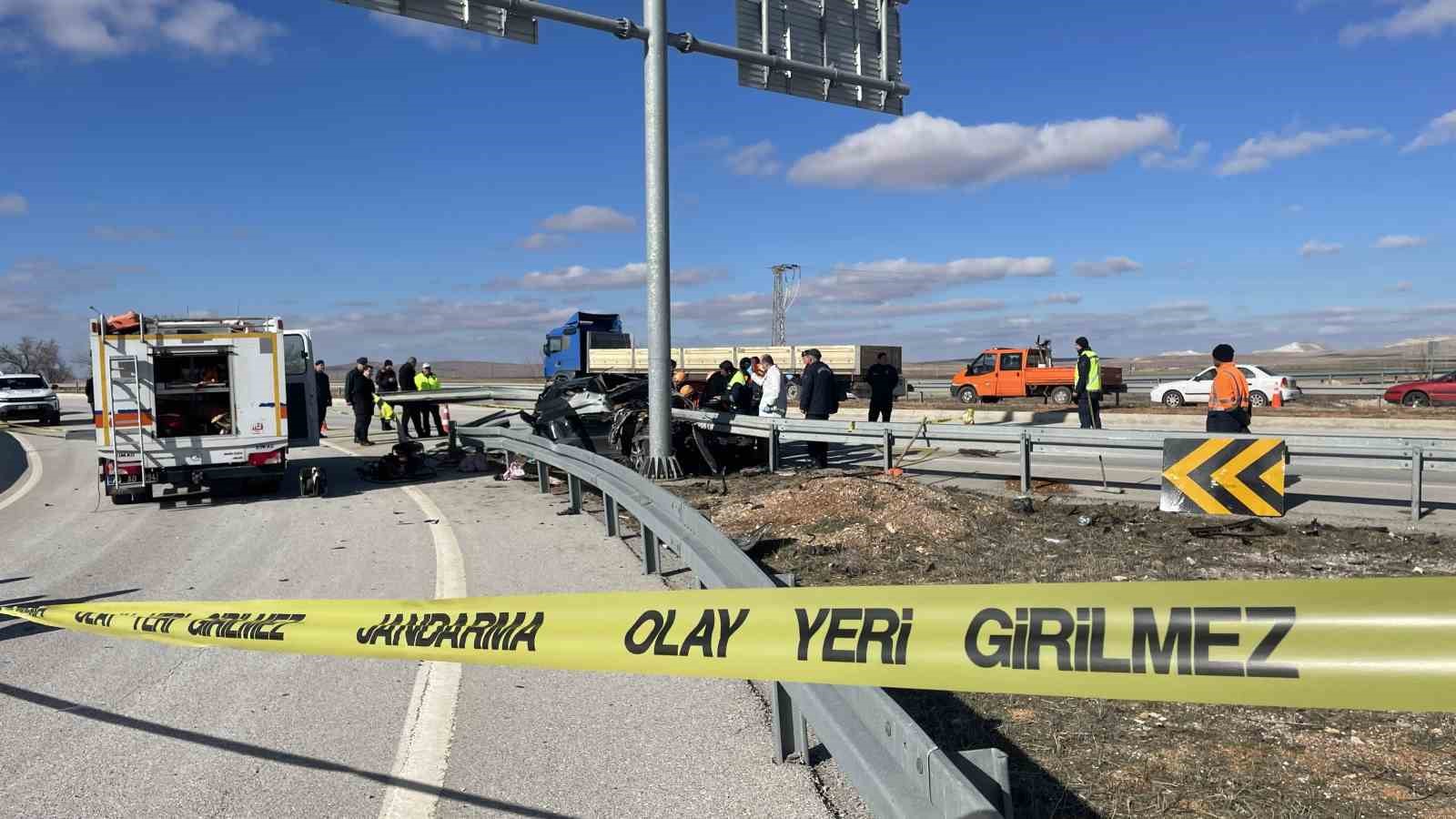 otomobil bariyerlere ok gibi saplandi anne ve baba oldu kiz cocuklari yaralandi 4 2tlTPjfF