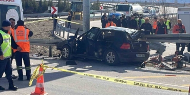 otomobil-bariyerlere-ok-gibi-saplandi-anne-ve-baba-oldu-kiz-cocuklari-yaralandi-8sKjfFeL.jpg
