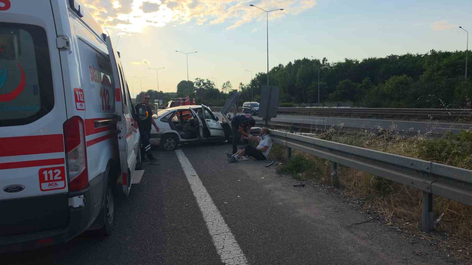 otomobil bariyerlere saplandi 3 yarali 0 SNVL7fTH