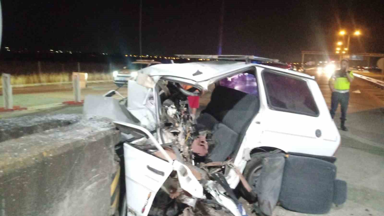 Otomobil beton bariyerlere çarptı: 1 ölü 4 otomobil beton bariyerlere carpti 1 olu 0 3wlXPH2K