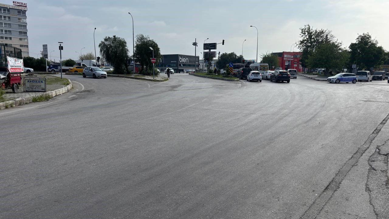 otomobil carpti elektrikli bisiklet ikiye bolundu surucu havada takla atti 0 PNGX8KOP