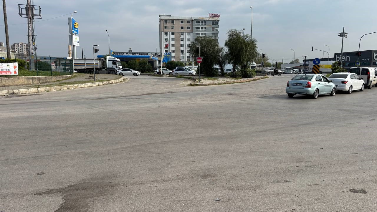 otomobil carpti elektrikli bisiklet ikiye bolundu surucu havada takla atti 1 OAOm9W8Q