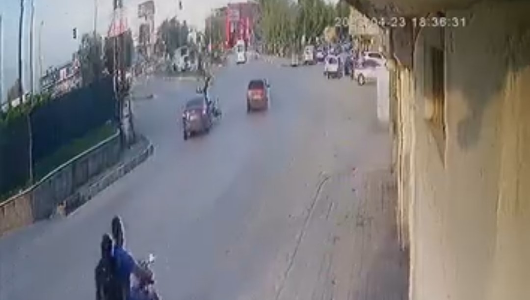 otomobil carpti elektrikli bisiklet ikiye bolundu surucu havada takla atti 2 TmRf8fVU