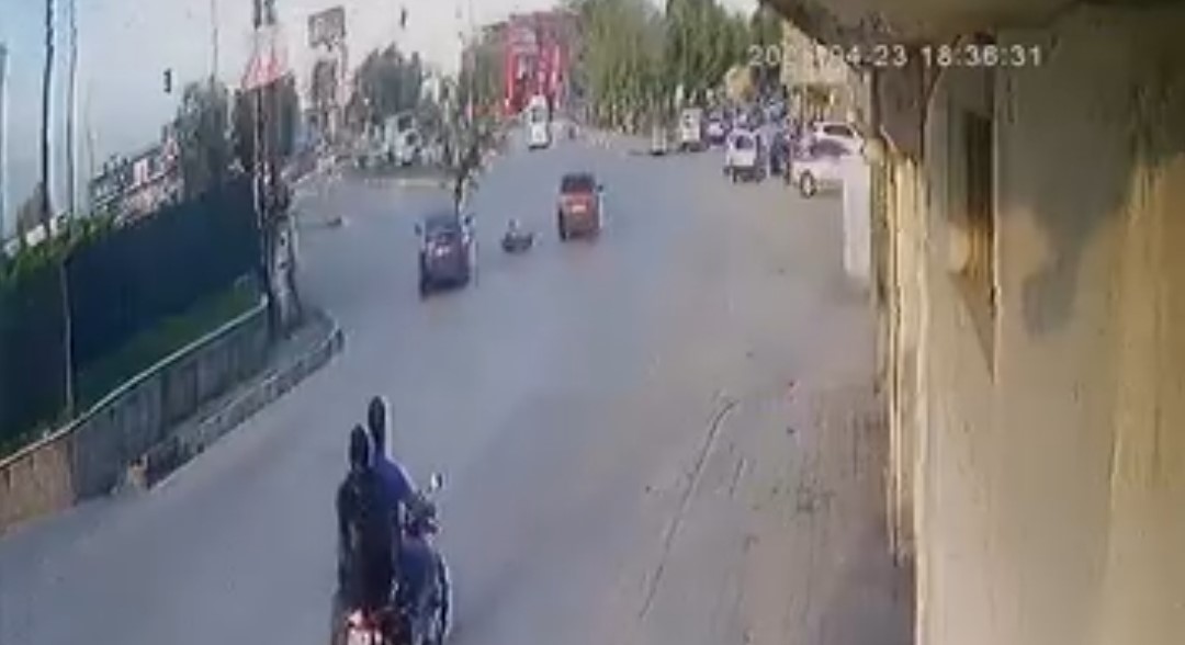 otomobil carpti elektrikli bisiklet ikiye bolundu surucu havada takla atti 3 ZI3O5wyJ