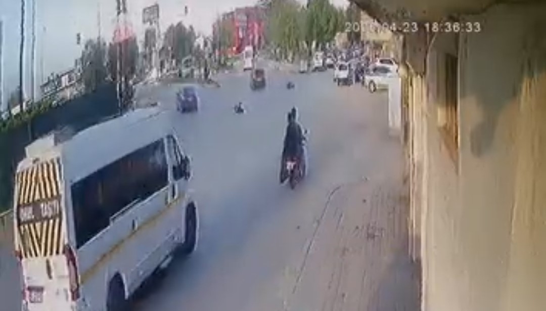 otomobil carpti elektrikli bisiklet ikiye bolundu surucu havada takla atti 4 dRyzLQhT