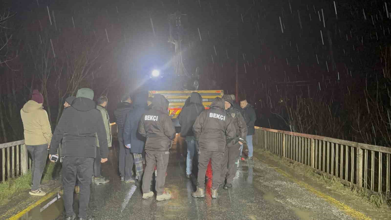 otomobil caya uctu baba ve oglu oldu 4 O79Javjp