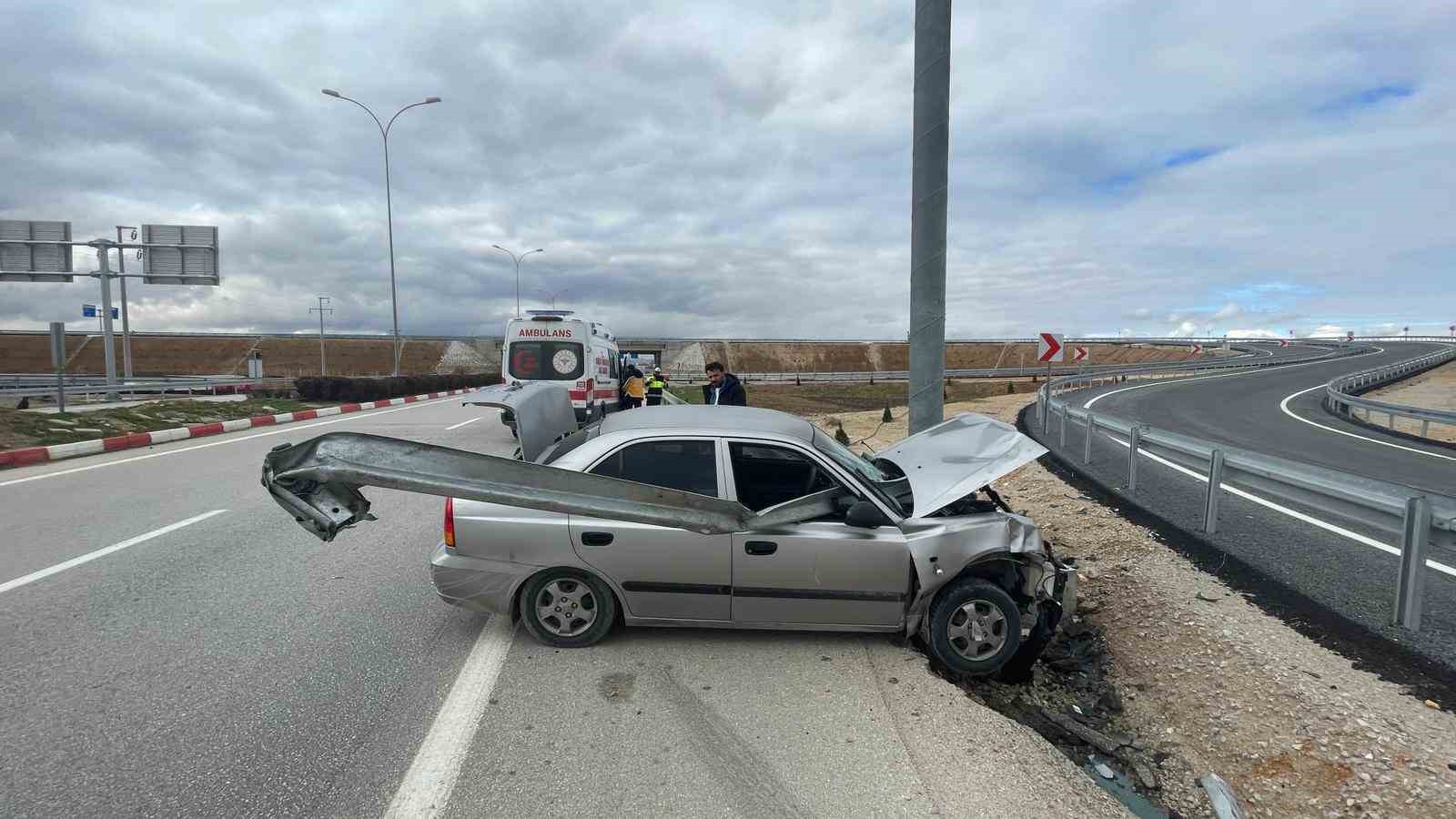 otomobil demir bariyere ok gibi saplandi kari koca olumden dondu 2 OU1JzVr8
