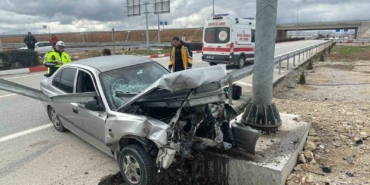 otomobil-demir-bariyere-ok-gibi-saplandi-kari-koca-olumden-dondu-bAuypa2k.jpg