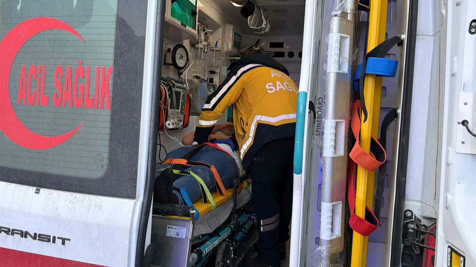 Otomobil dere yatağına yuvarlandı: 3 yaralı 5 otomobil dere yatagina yuvarlandi 3 yarali 1 6E7WXUMD
