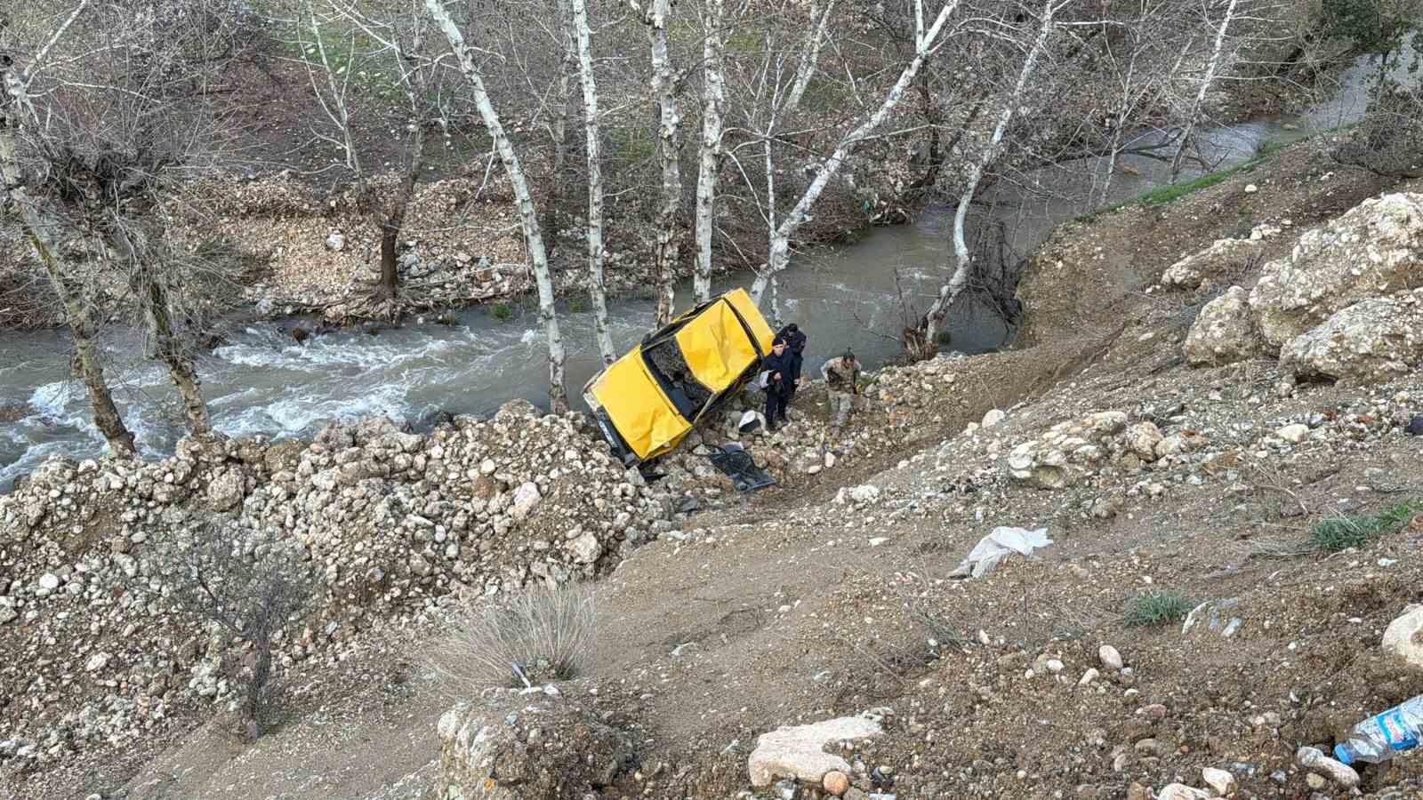 Otomobil dere yatağına yuvarlandı: 3 yaralı 6 otomobil dere yatagina yuvarlandi 3 yarali 2 rpKL56vI
