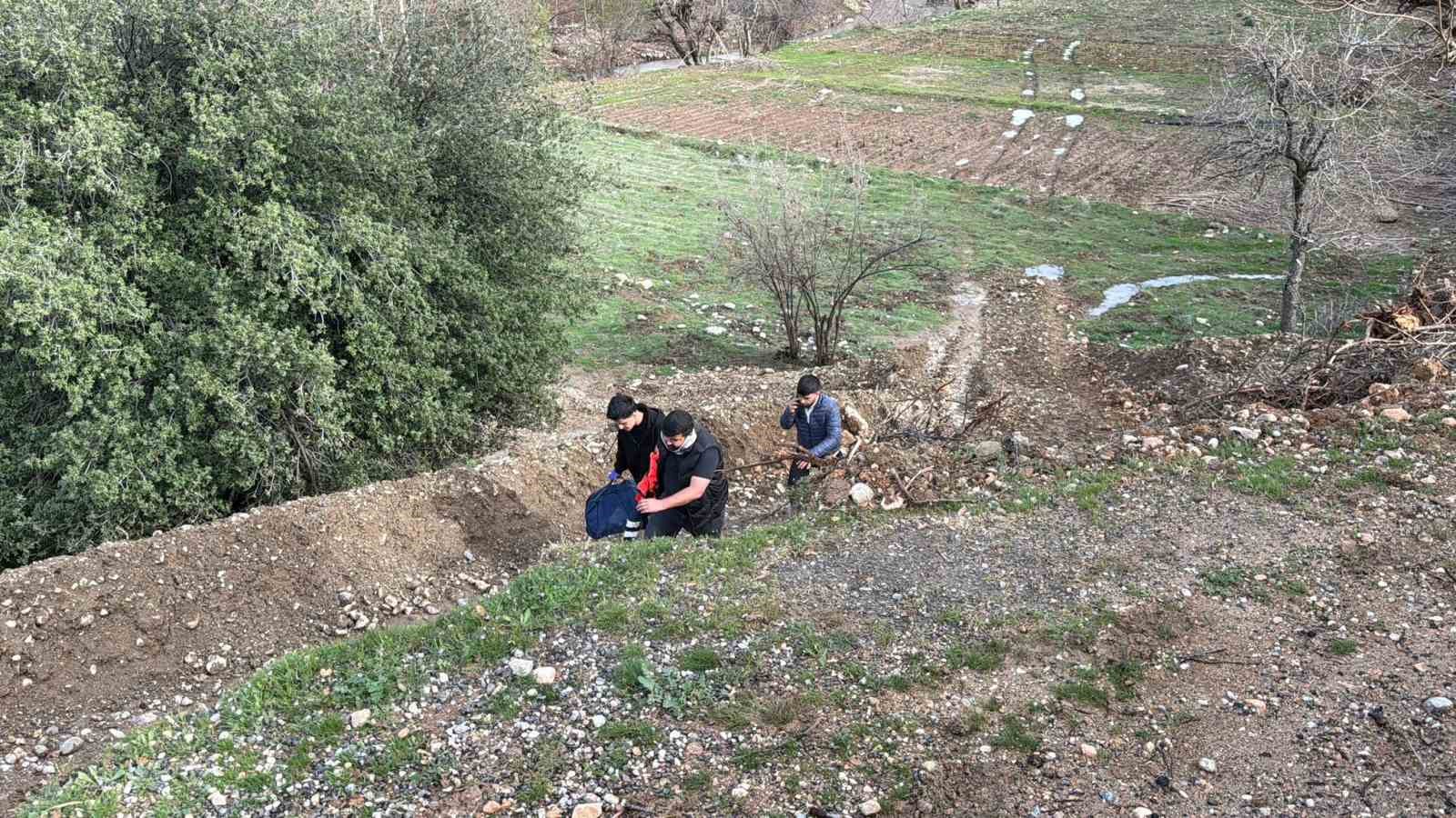 Otomobil dere yatağına yuvarlandı: 3 yaralı 7 otomobil dere yatagina yuvarlandi 3 yarali 3 a8jaSGcX