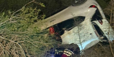 otomobil-devrildi-surucu-halat-yardimiyla-kurtarildi-Wl4nNYHs.jpg