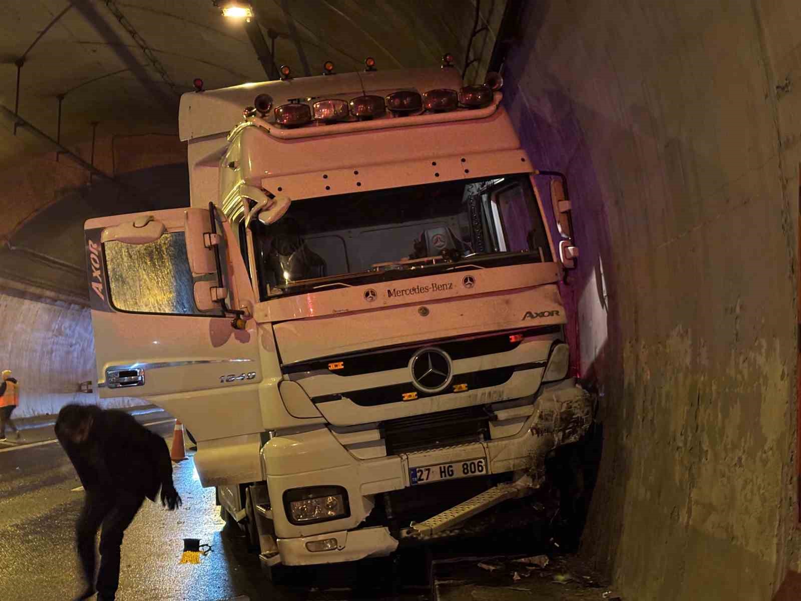 otomobil duvarla tir arasinda sikisti temde ulasim aksadi 1 f5n4li5I