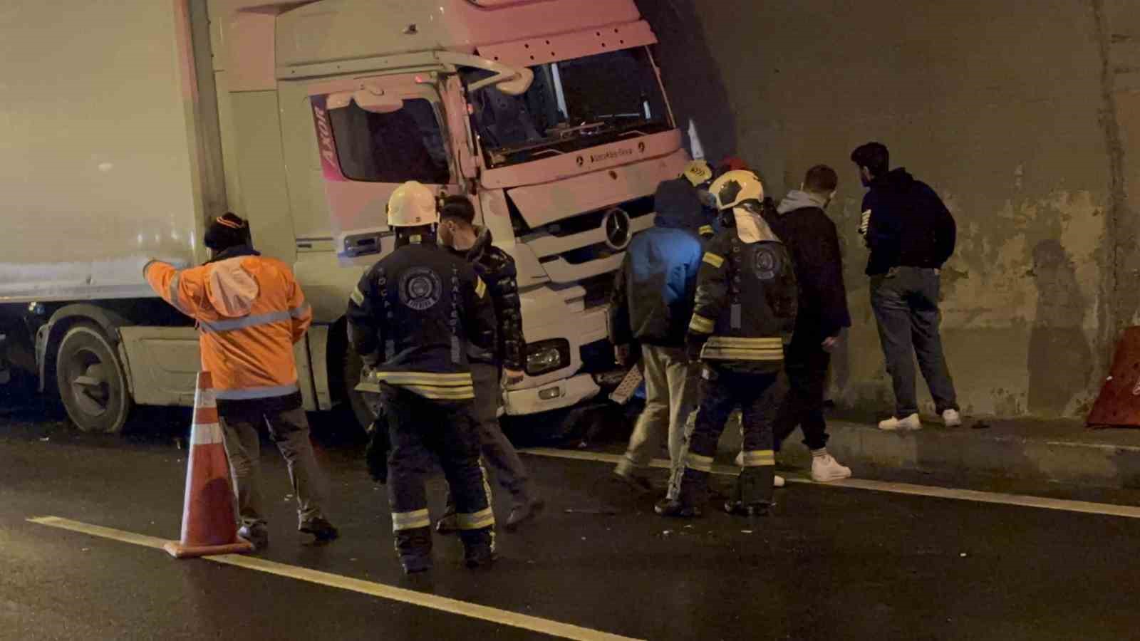 otomobil duvarla tir arasinda sikisti temde ulasim aksadi 2 RQJ8HDEZ