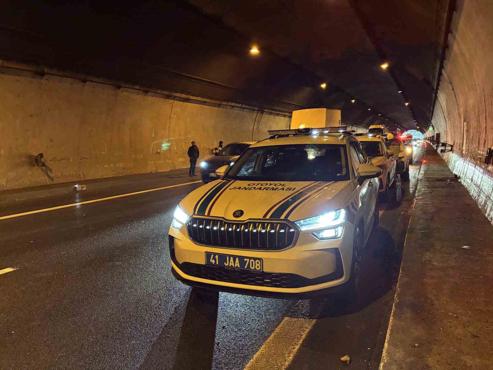 otomobil duvarla tir arasinda sikisti temde ulasim aksadi 4 PqkAKWVX