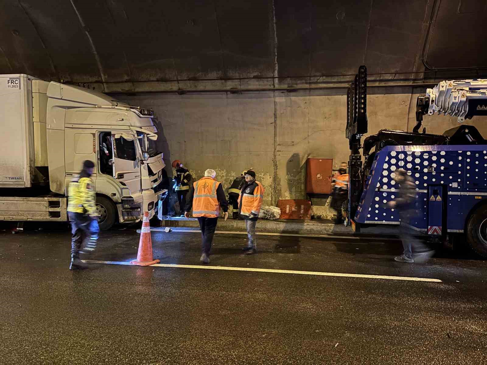 otomobil duvarla tir arasinda sikisti temde ulasim aksadi 5 FNijQW1k