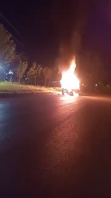 otomobil gece yarisi alevlere teslim oldu kullanilamaz hale geldi 0 DiREu1Cy