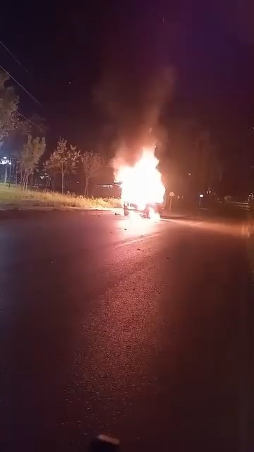 otomobil gece yarisi alevlere teslim oldu kullanilamaz hale geldi 1 Elp3dwNY