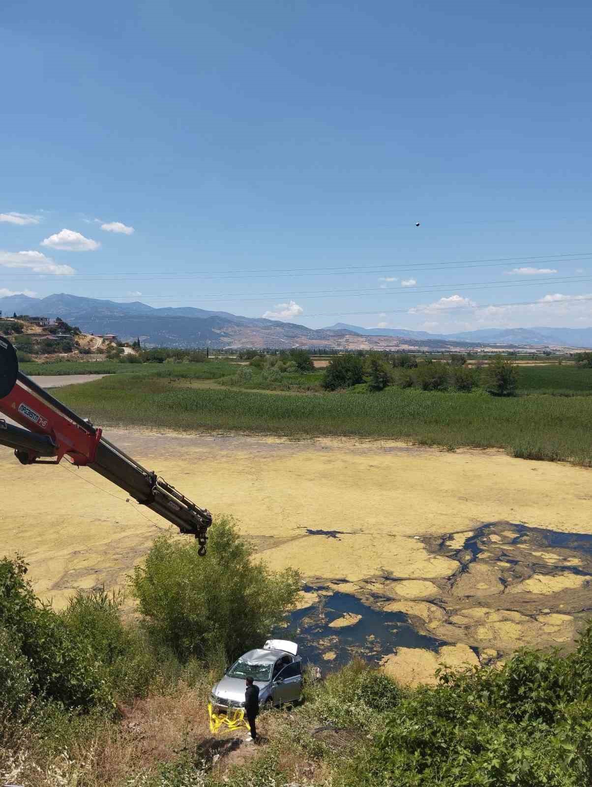 otomobil gole dustu surucu kendi imkanlariyla kurtuldu 3 AmSZv95j