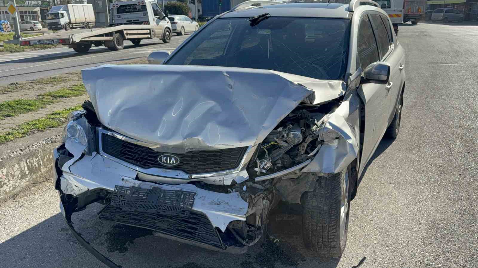 otomobil hafif ticari araca carpti 4 yarali 1 blQ67pfD