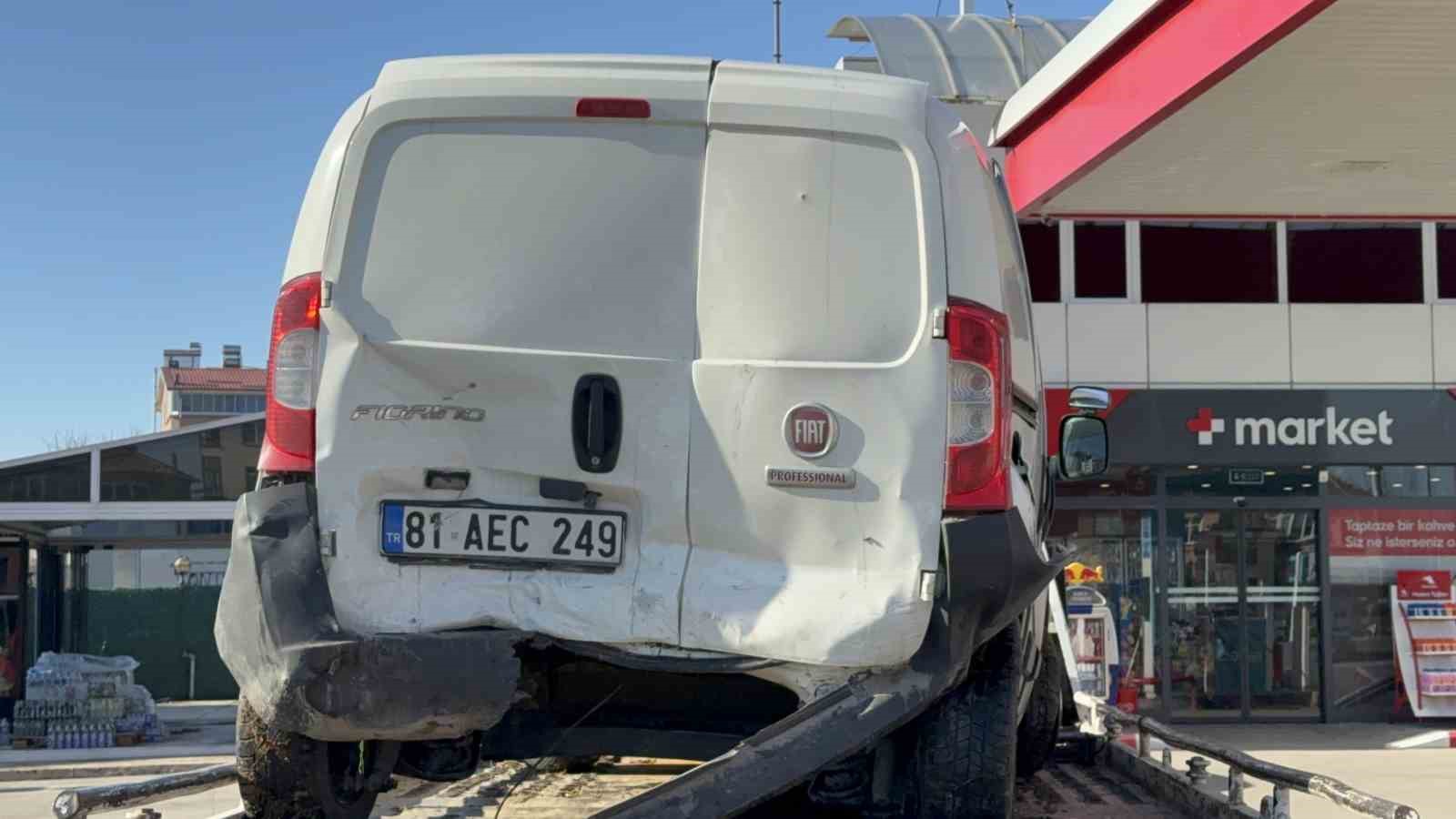 otomobil hafif ticari araca carpti 4 yarali 2 1lAd9jkA