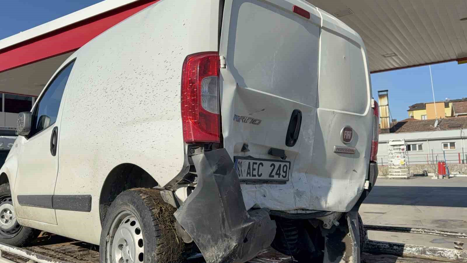 otomobil hafif ticari araca carpti 4 yarali 3