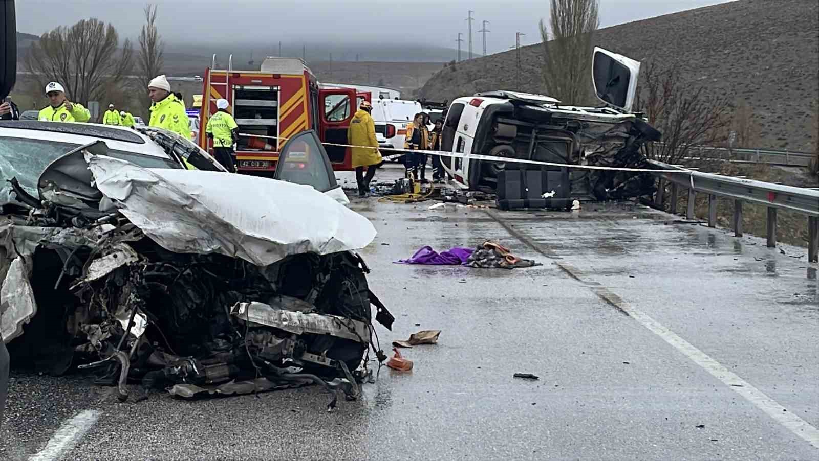 otomobil hafif ticari aracla carpisti baba ogul oldu 4 kisi yaralandi 2 XUjUhpnm