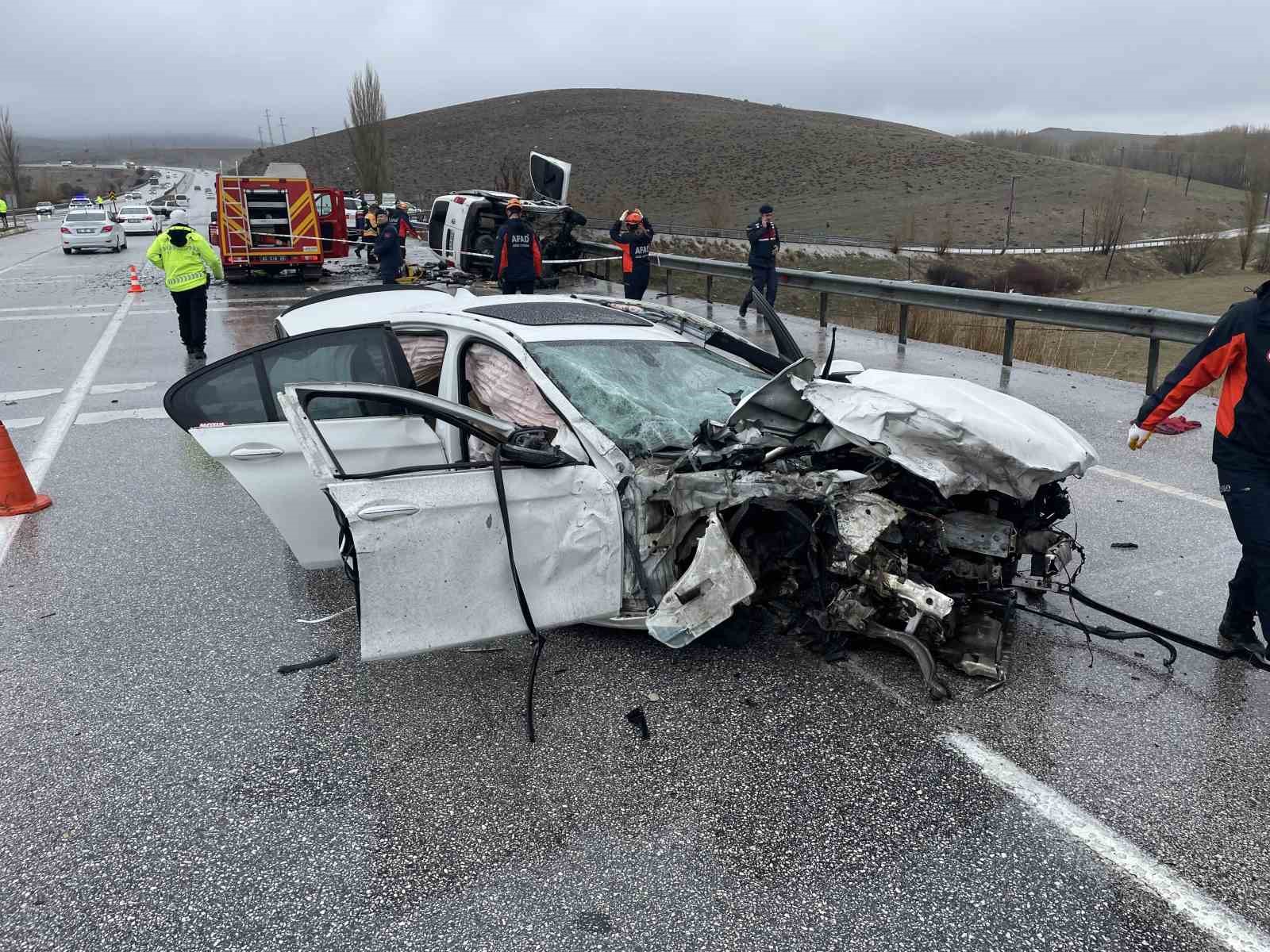 otomobil hafif ticari aracla carpisti baba ogul oldu 4 kisi yaralandi 3