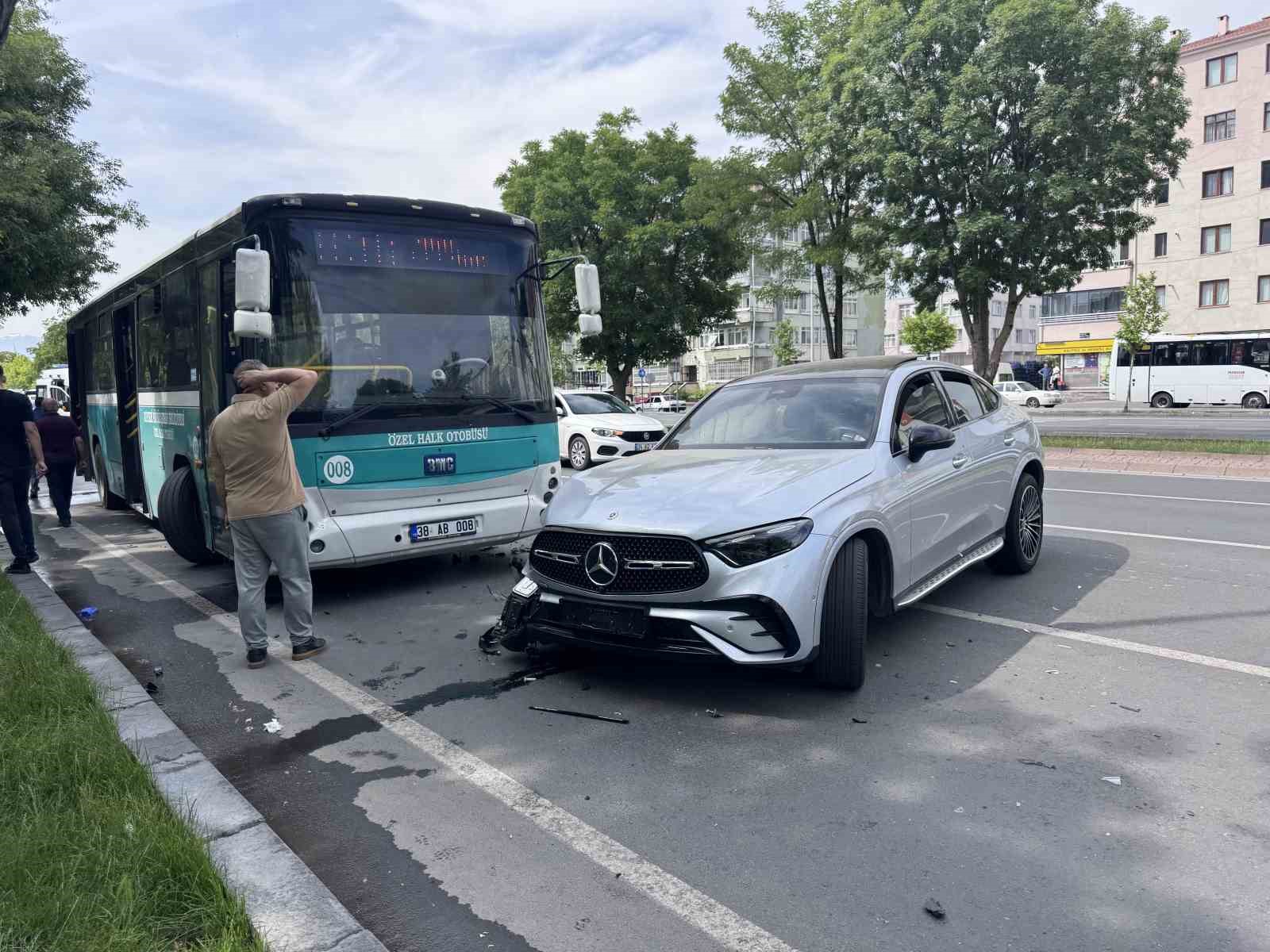 otomobil halk otobusu ile carpisti 1 yarali 0 JG7cpRd8
