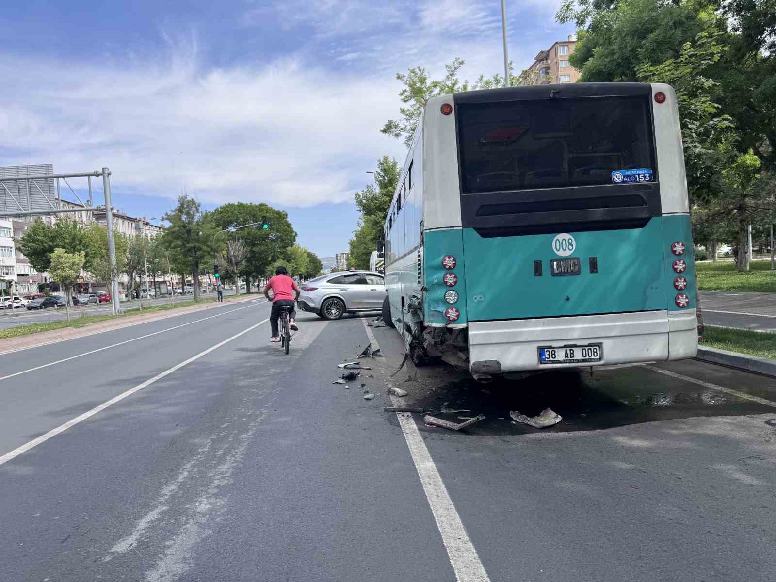 otomobil halk otobusu ile carpisti 1 yarali 1 w9OTPUEj